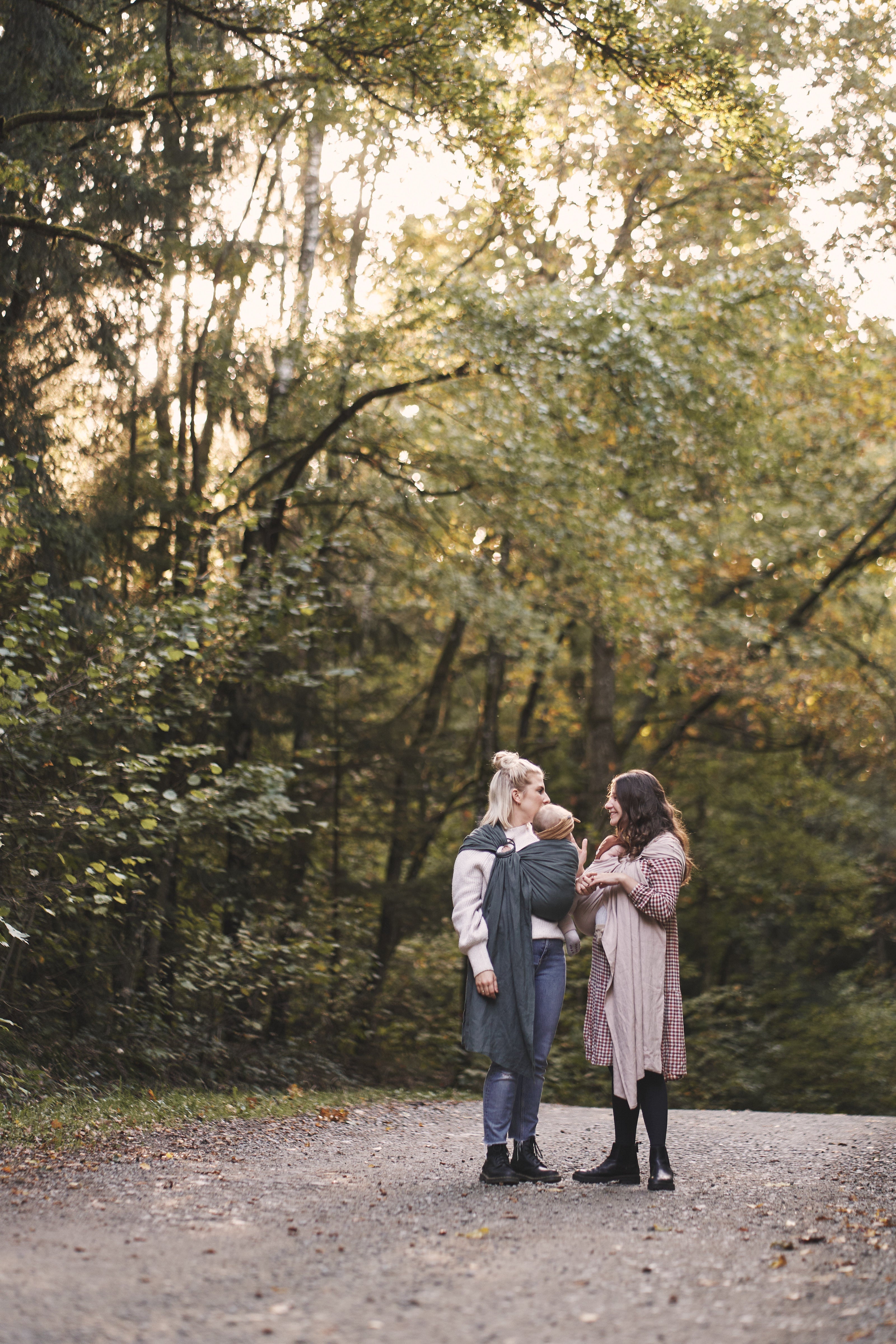 Zwei Frauen mit einer Ring Sling im Wlad