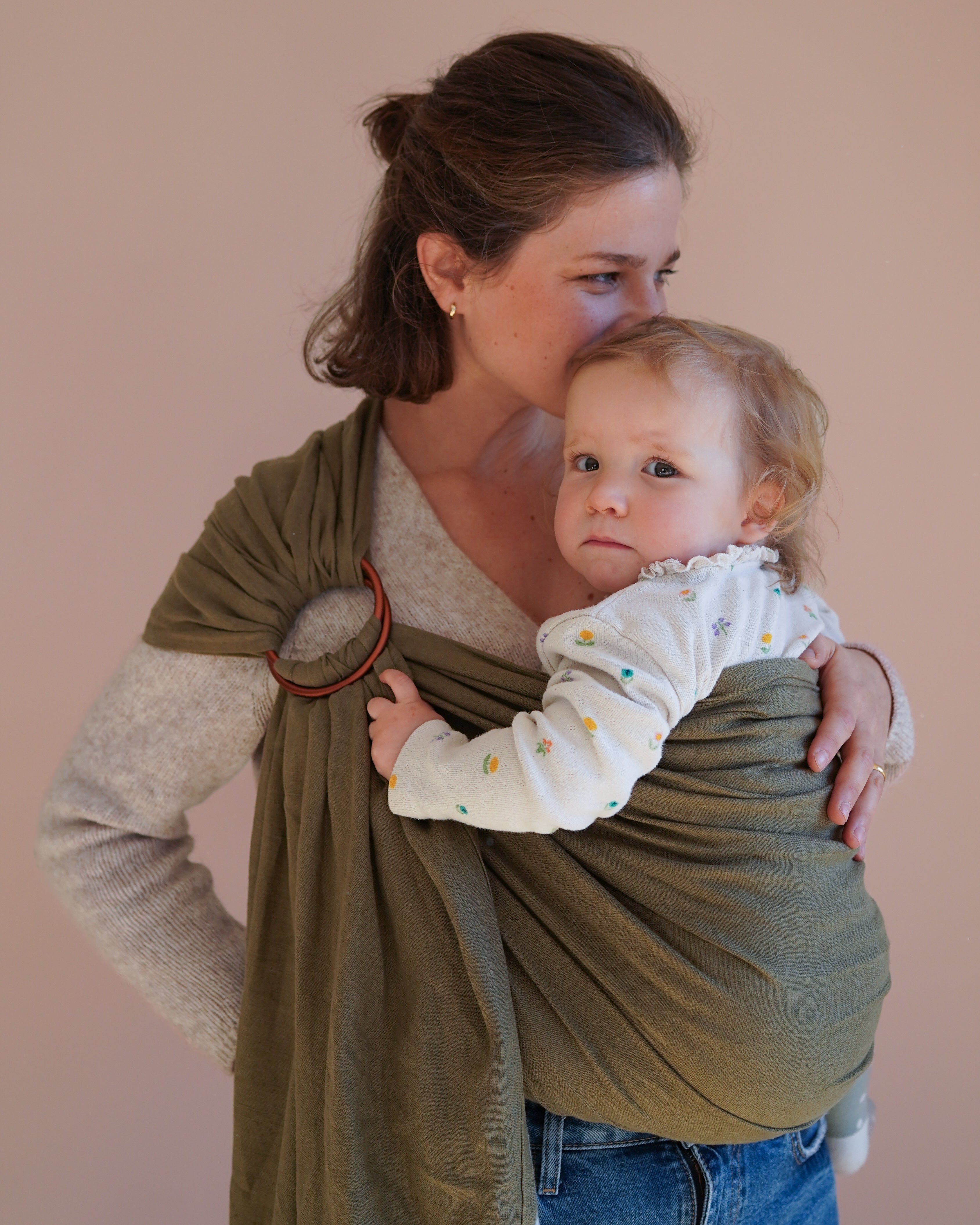 Ring Sling Olivia aus Leinen in Olivgrün