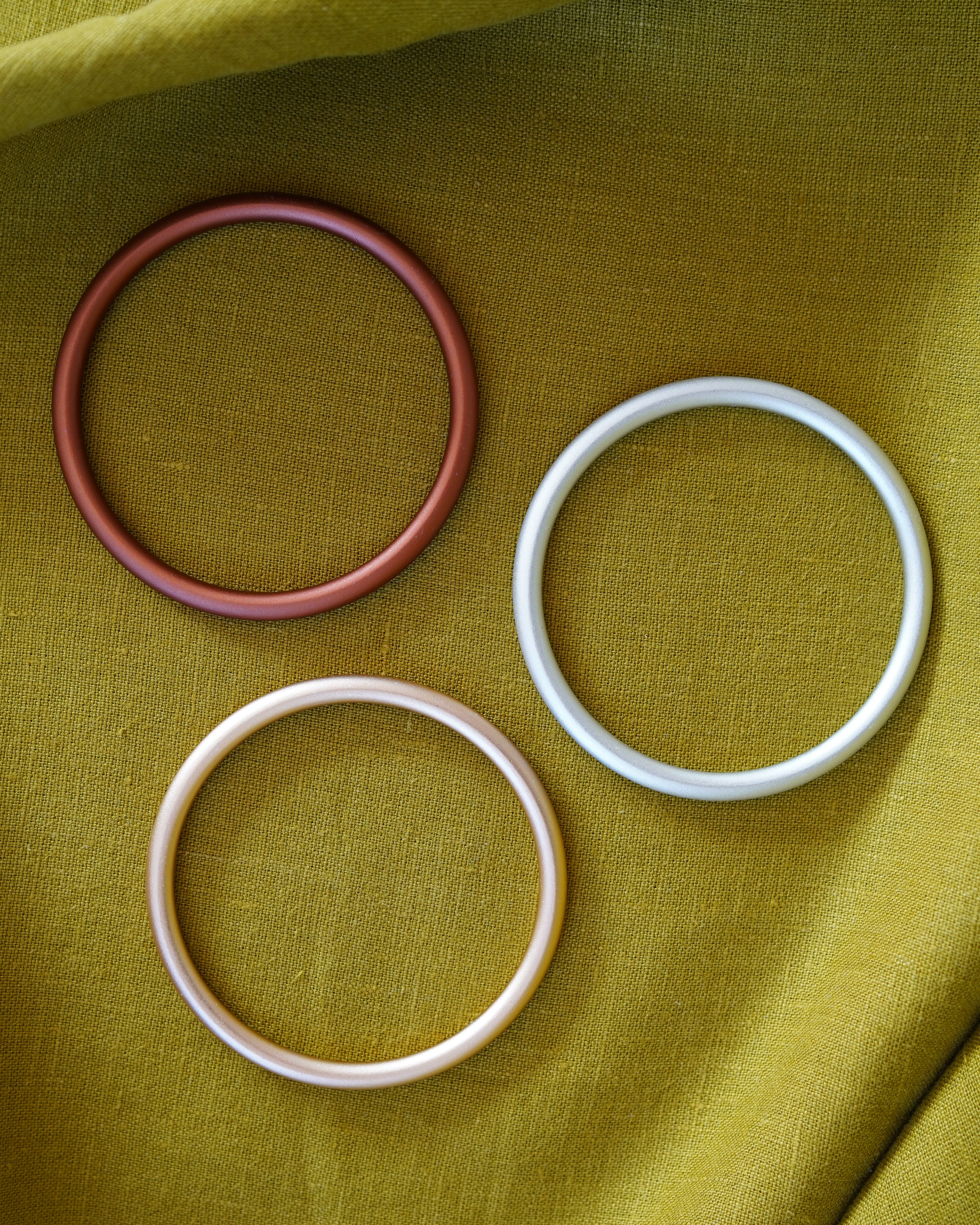Ring Sling Yara aus Leinen in hellem Grün