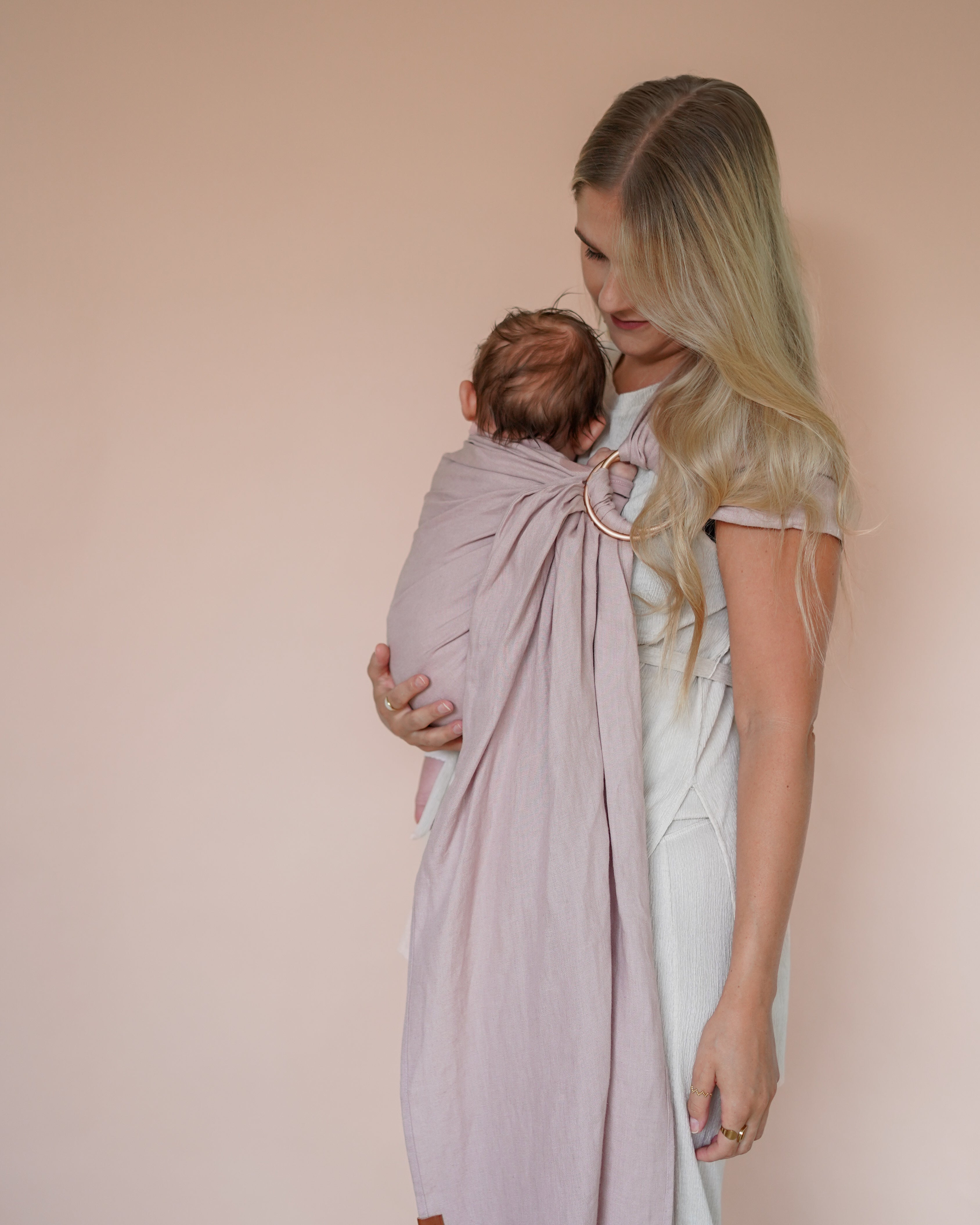 Ring Sling Liv aus Leinen in heller Malve