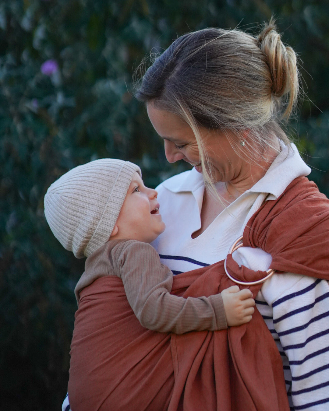 Ring Sling Clay aus Leinen in rötlichem Braun