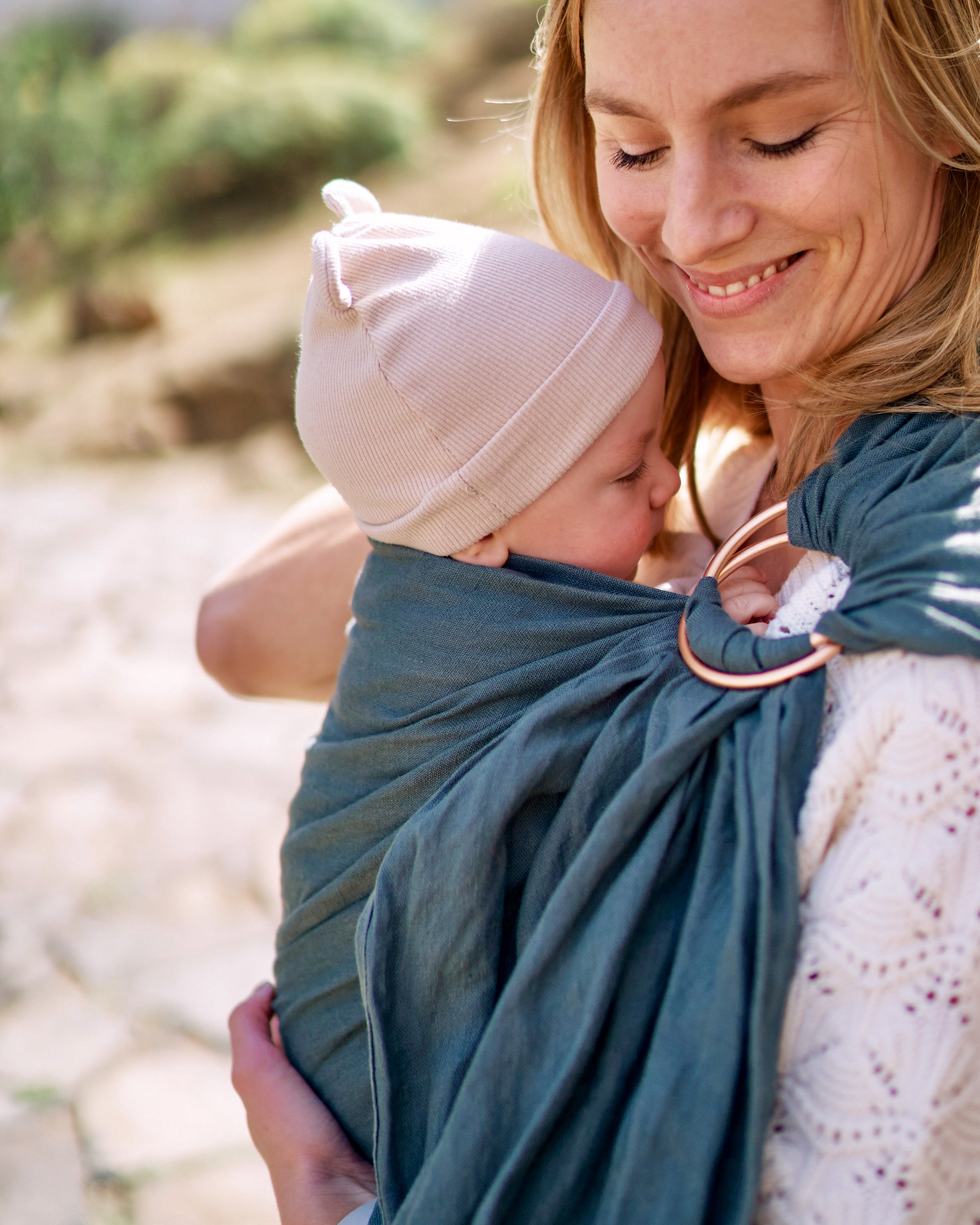 Ring Sling Leah aus Leinen in dunklem Grün