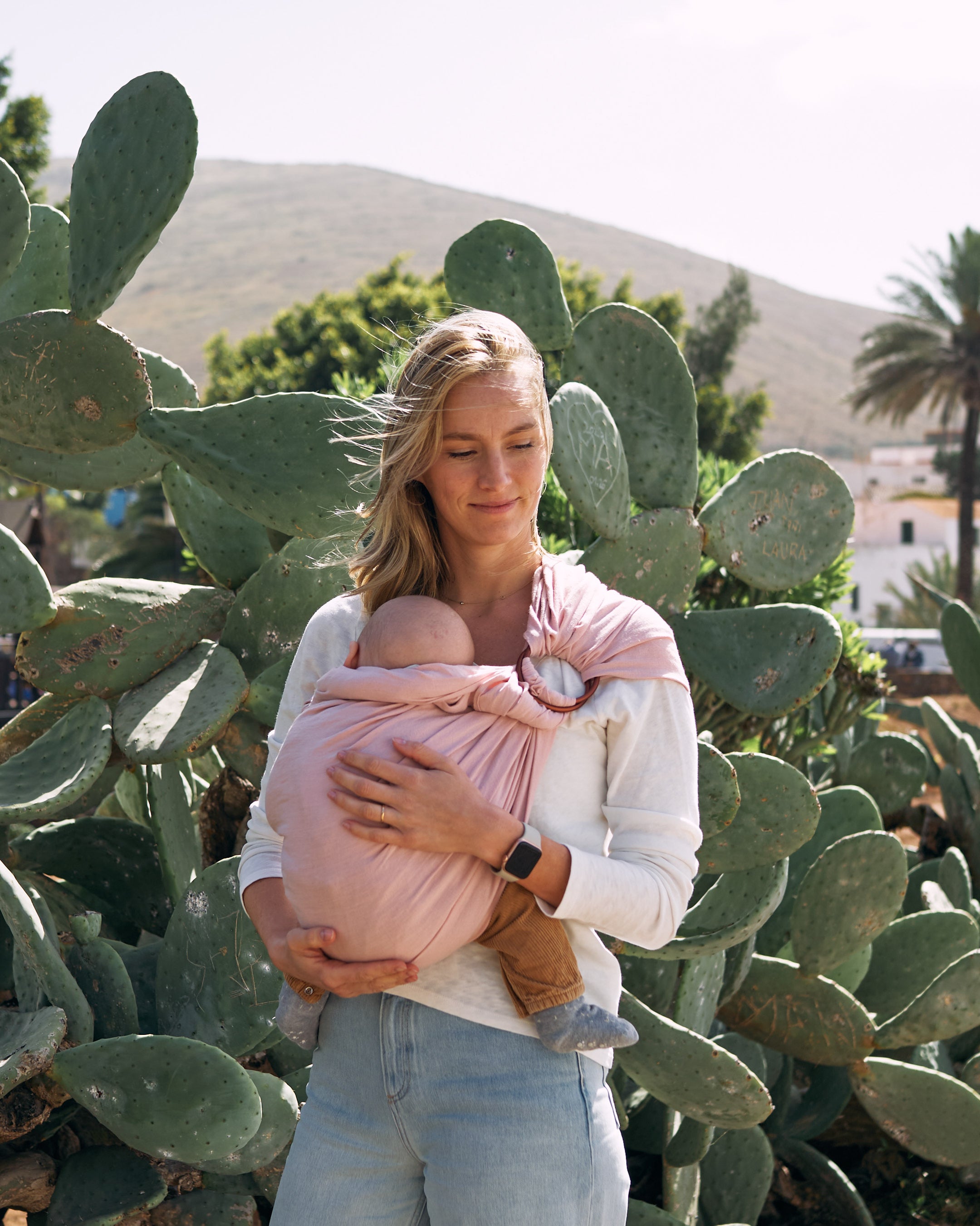 Ring Sling Liva aus Leinen in hellem Rosé