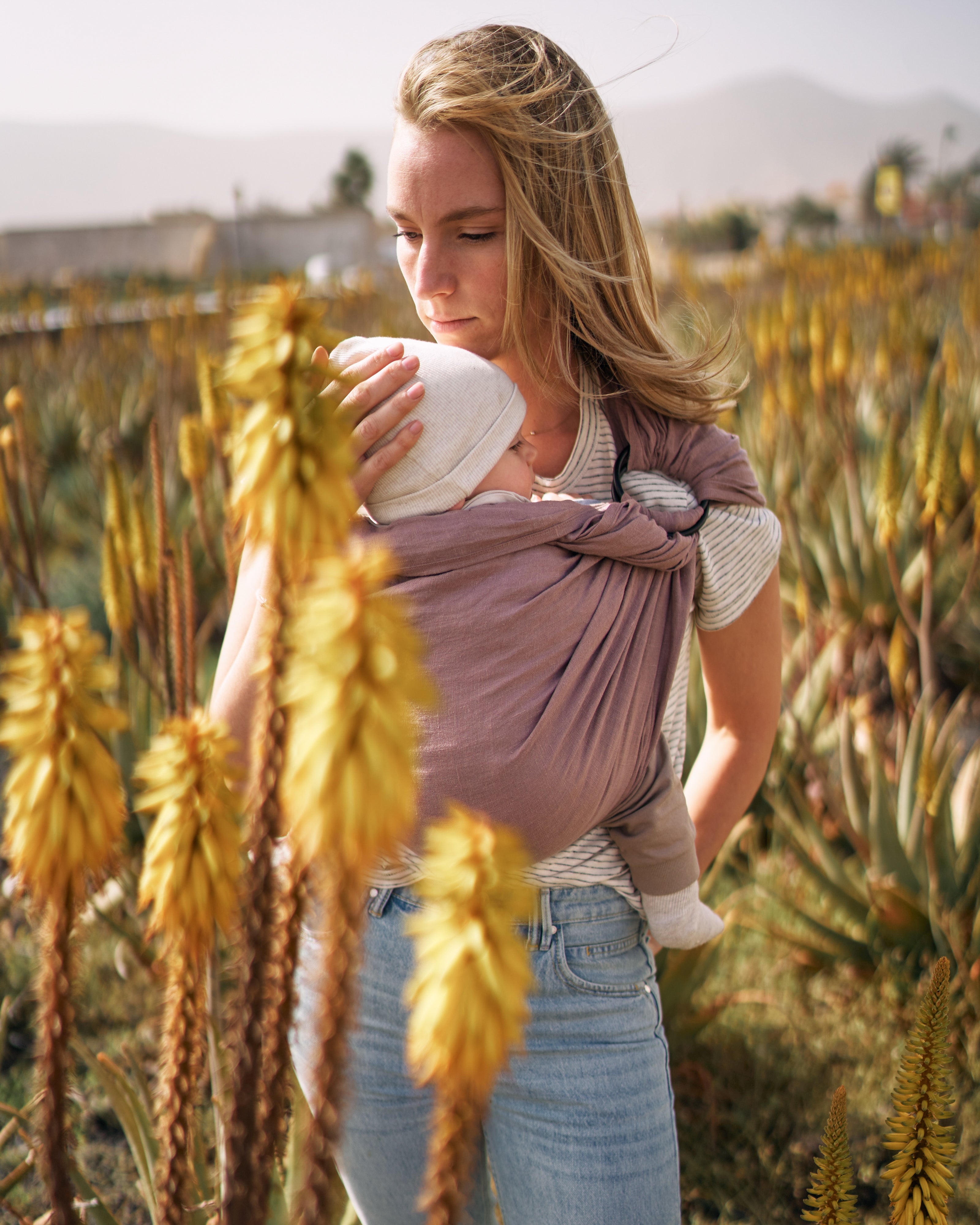 Ring Sling Mauvia aus Leinen in dunkler Malve