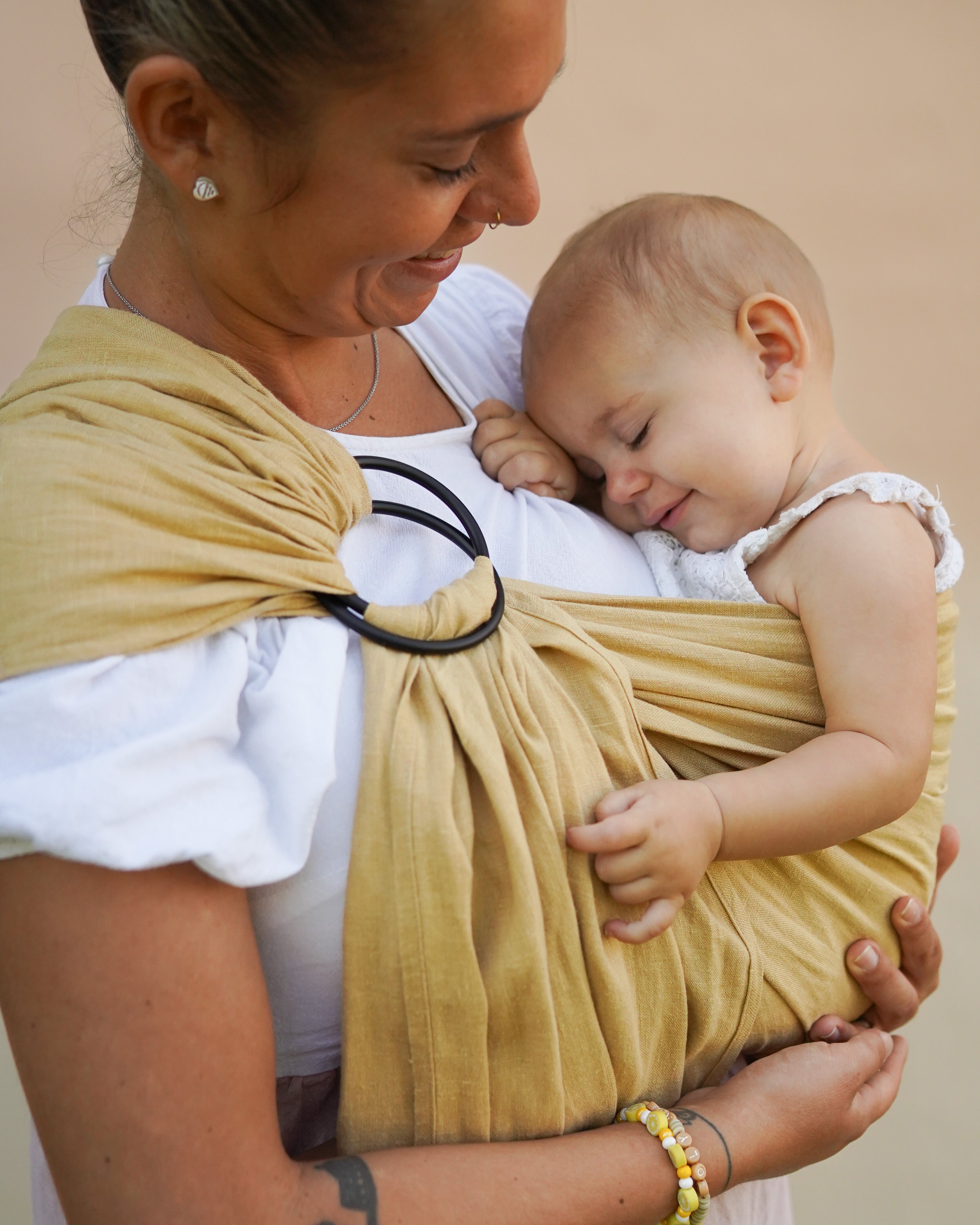 Ring Sling Solea aus Leinen in honigfarbenem Gelb