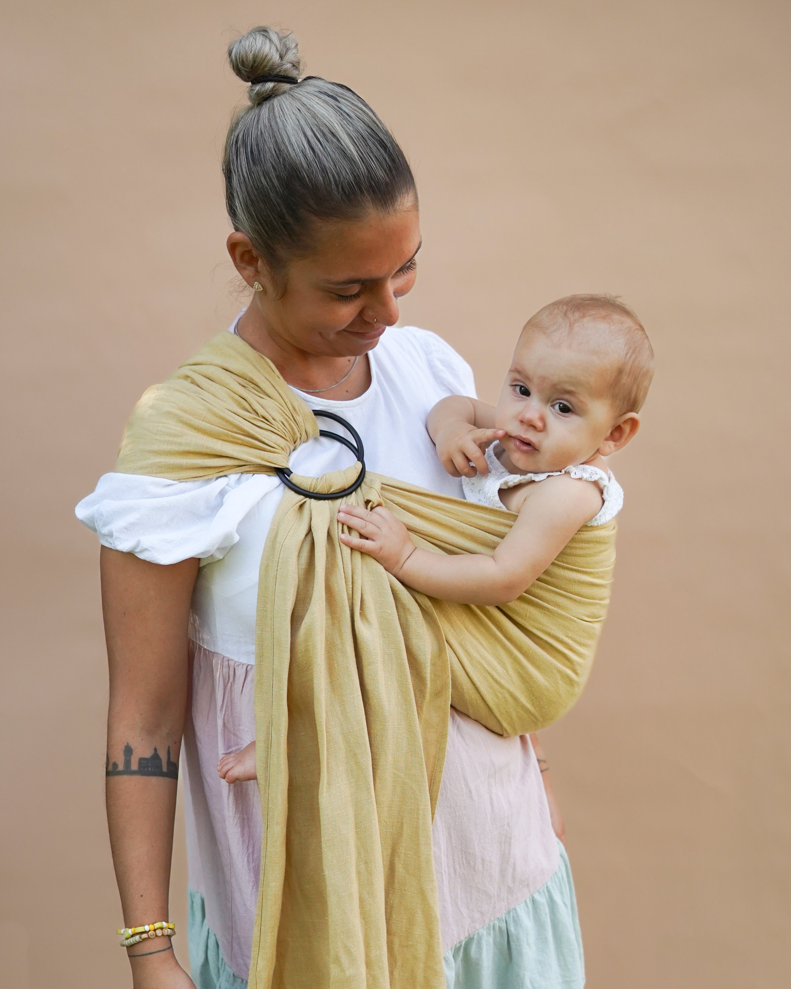 Ring Sling Solea aus Leinen in honigfarbenem Gelb