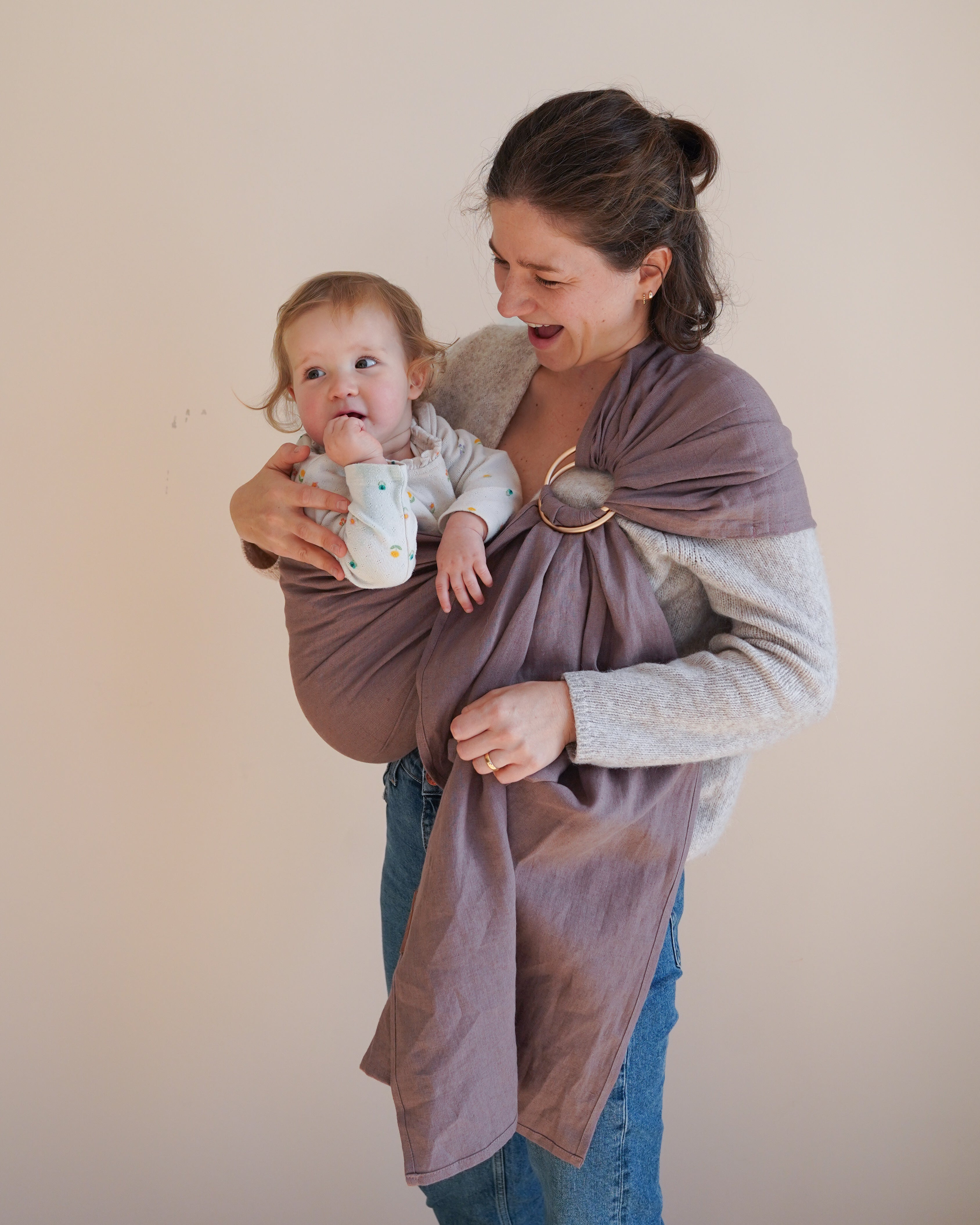 Ring Sling Mauvia aus Leinen in dunkler Malve