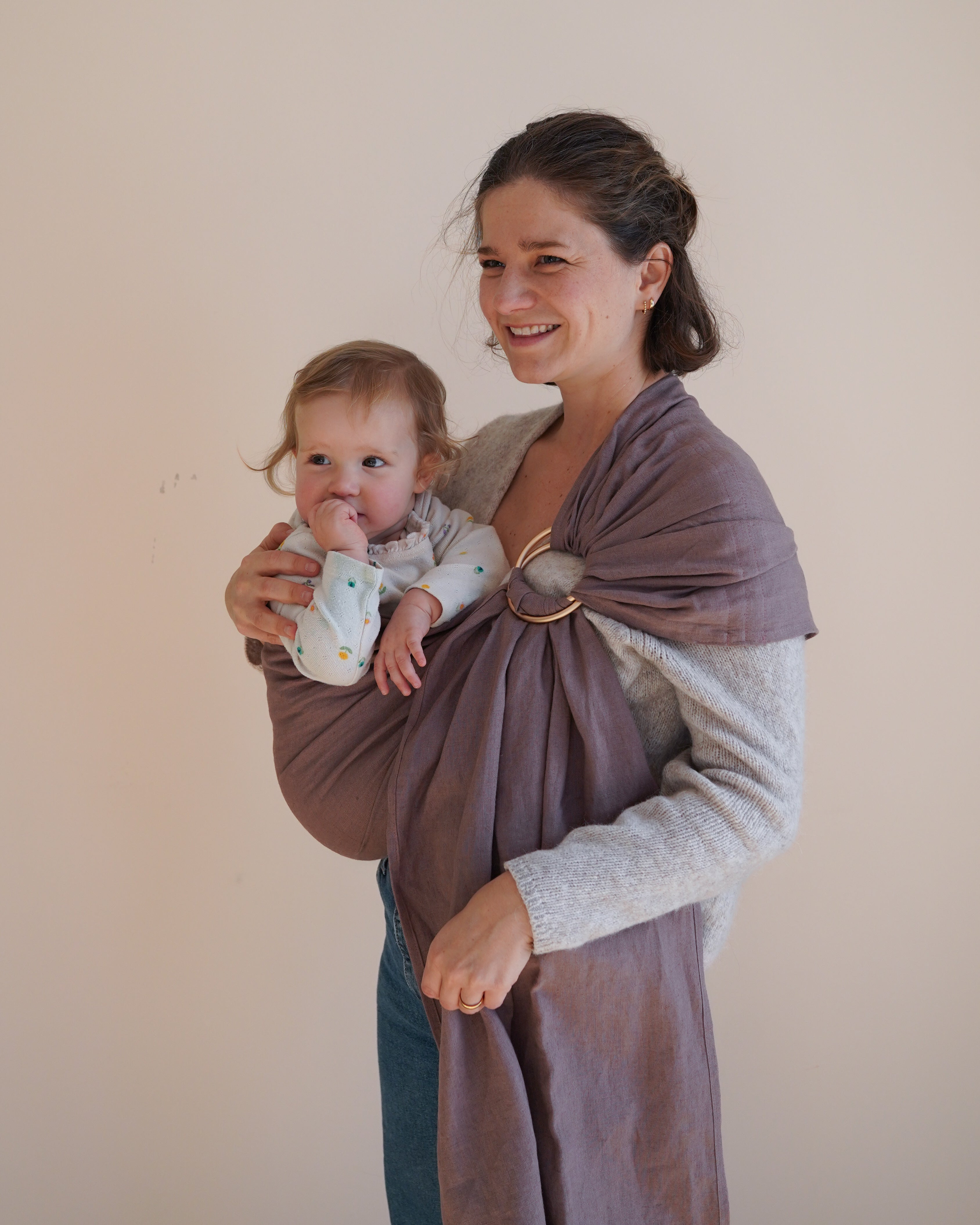 Ring Sling Mauvia aus Leinen in dunkler Malve