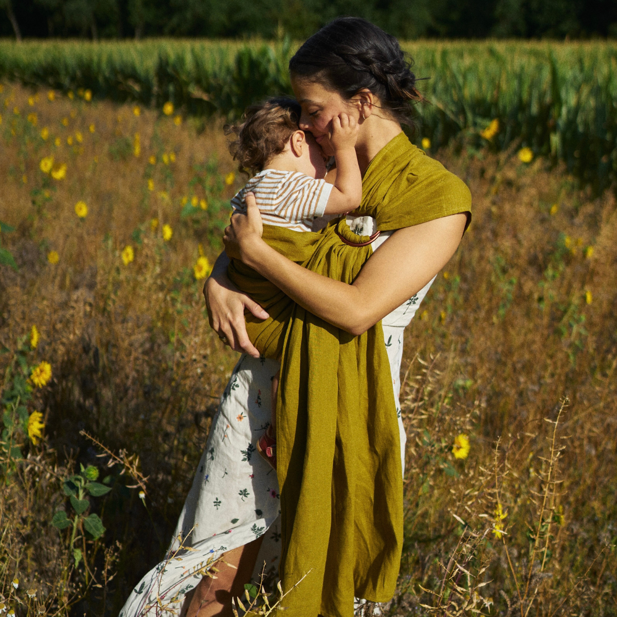 Ring Sling Yara aus Leinen in hellem Grün